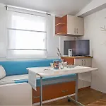 2 Bedroom Lovely Stacaravan In مكان تخييم Drniš