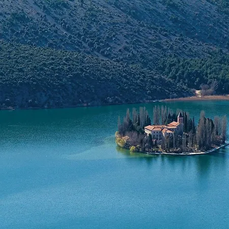 营地 Stunning Stacaravan In Drniš