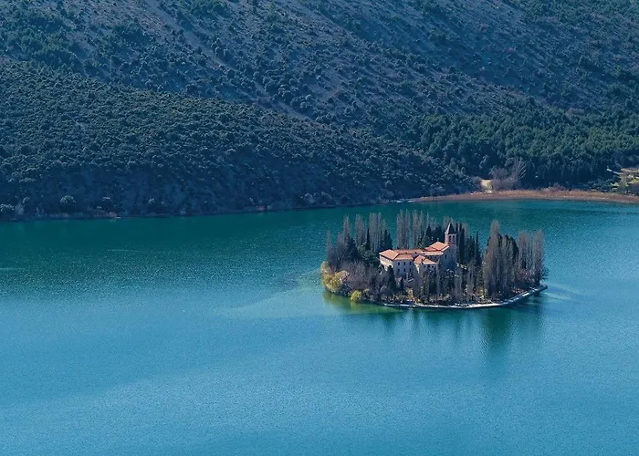 营地 Stunning Stacaravan In Drniš