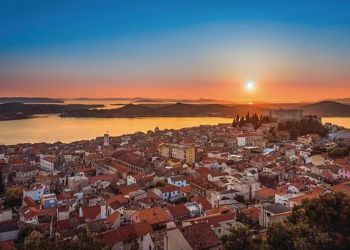 Stunning Stacaravan In 营地